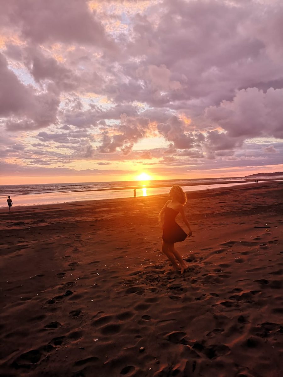 Naïma bailando libre en la playa al atardecer